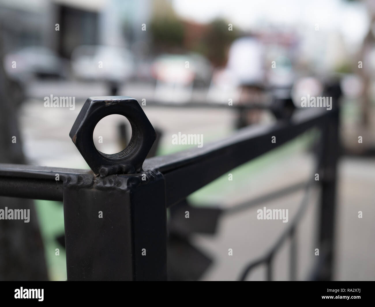 L'hexagonale styled sur une piscine sur garde-corps noir street Banque D'Images