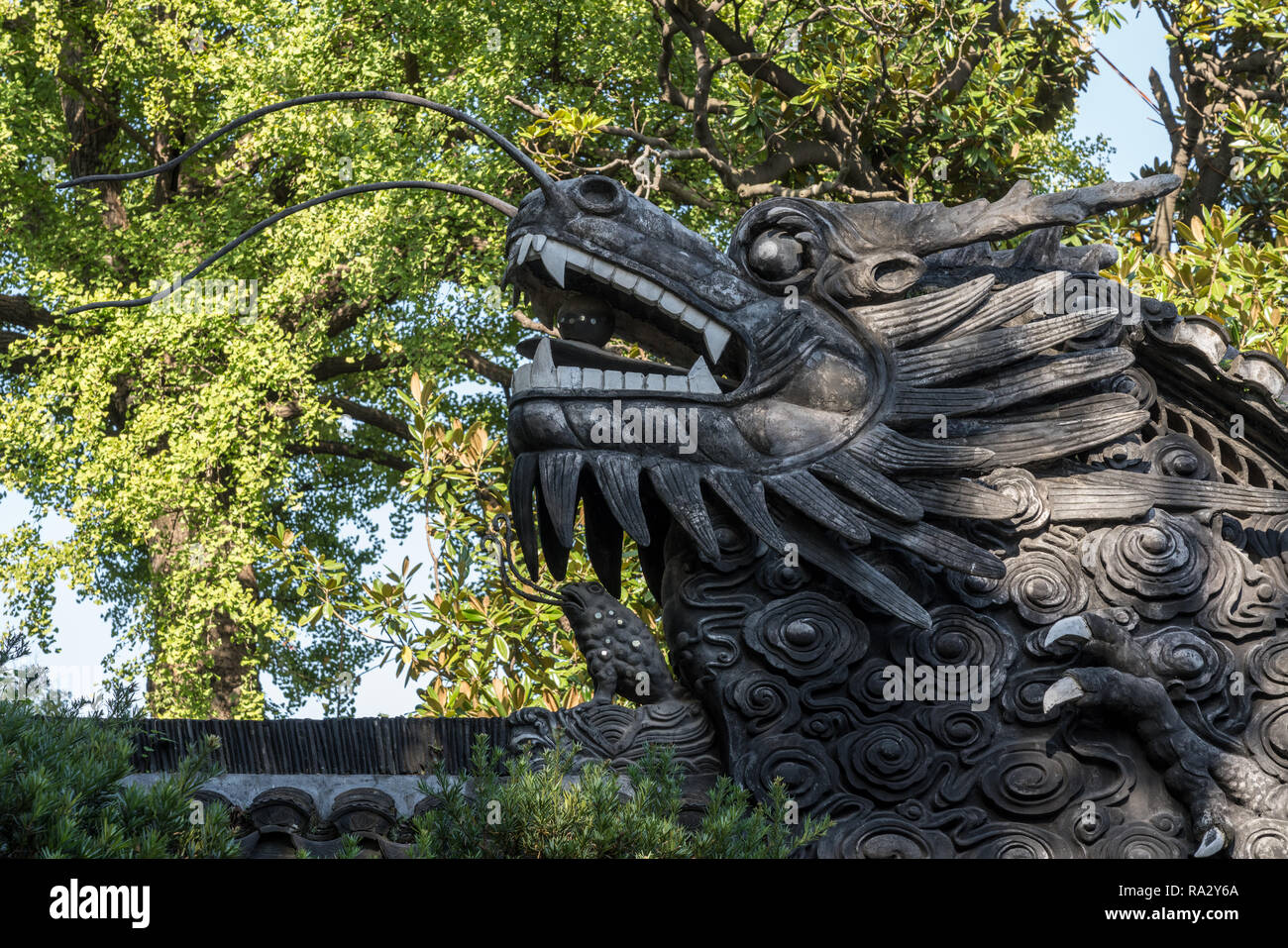 Détail de dragon dans le Jardin Yuyuan ou Yu à Shanghai Banque D'Images