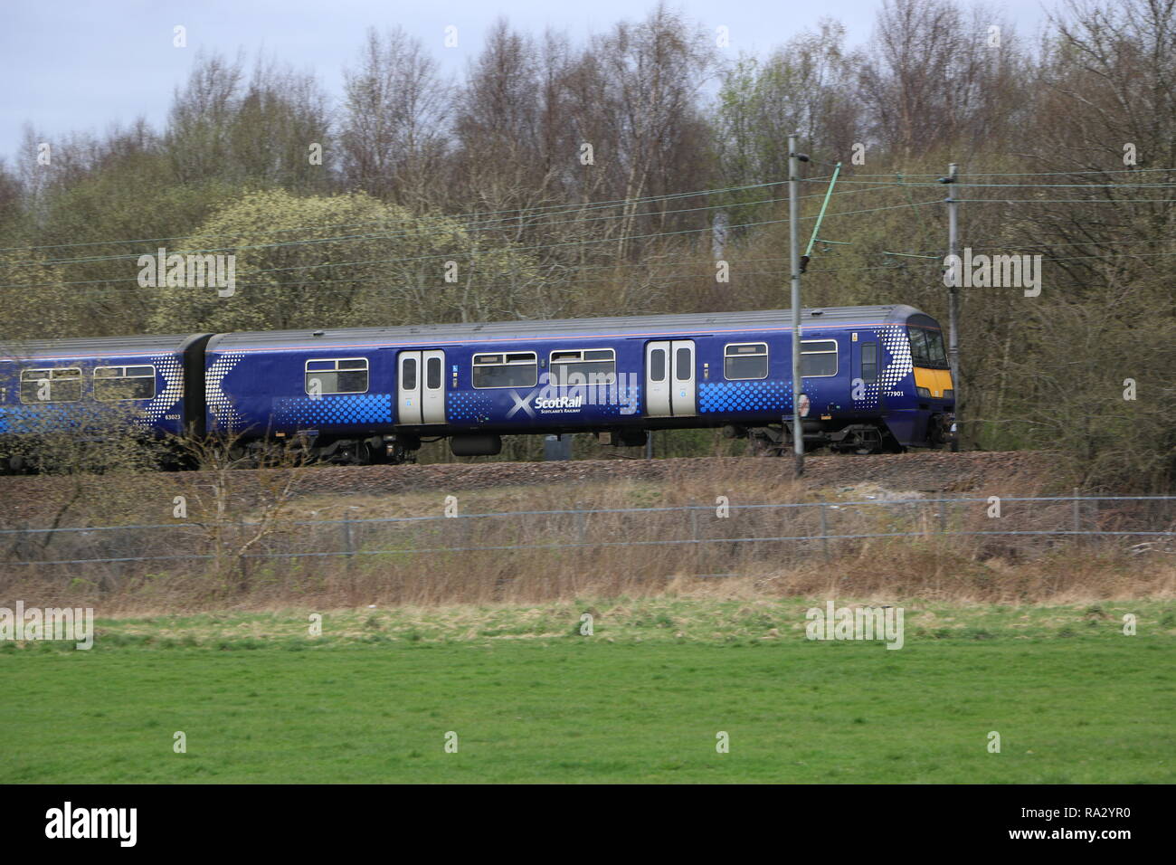 Une classe d'approches de l'UEM 320 ScotRail station Blairhill la position vers l'Airdrie. Banque D'Images