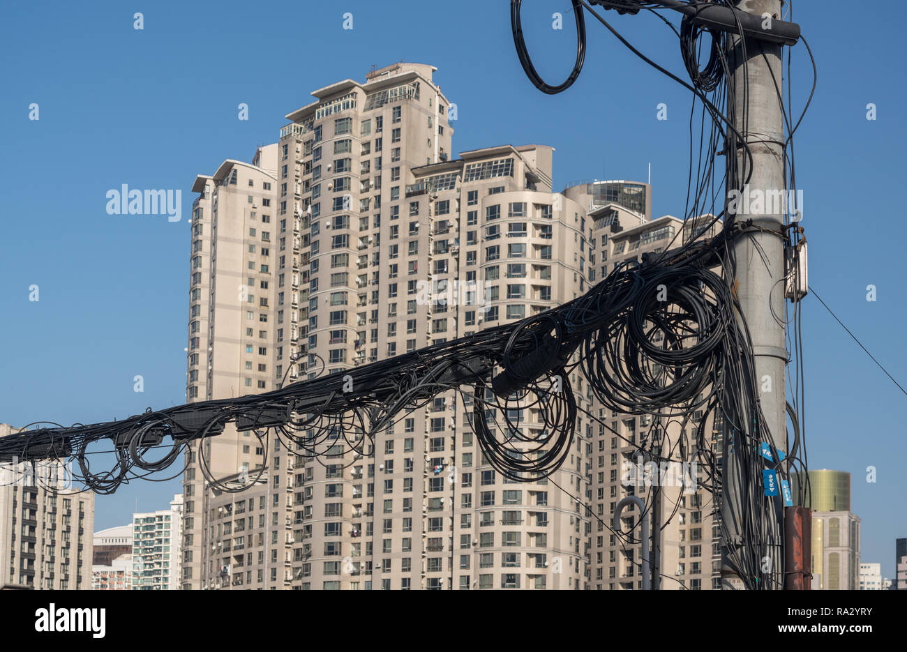 Câbles électriques et téléphoniques sur perche à Shanghai Chine Banque D'Images
