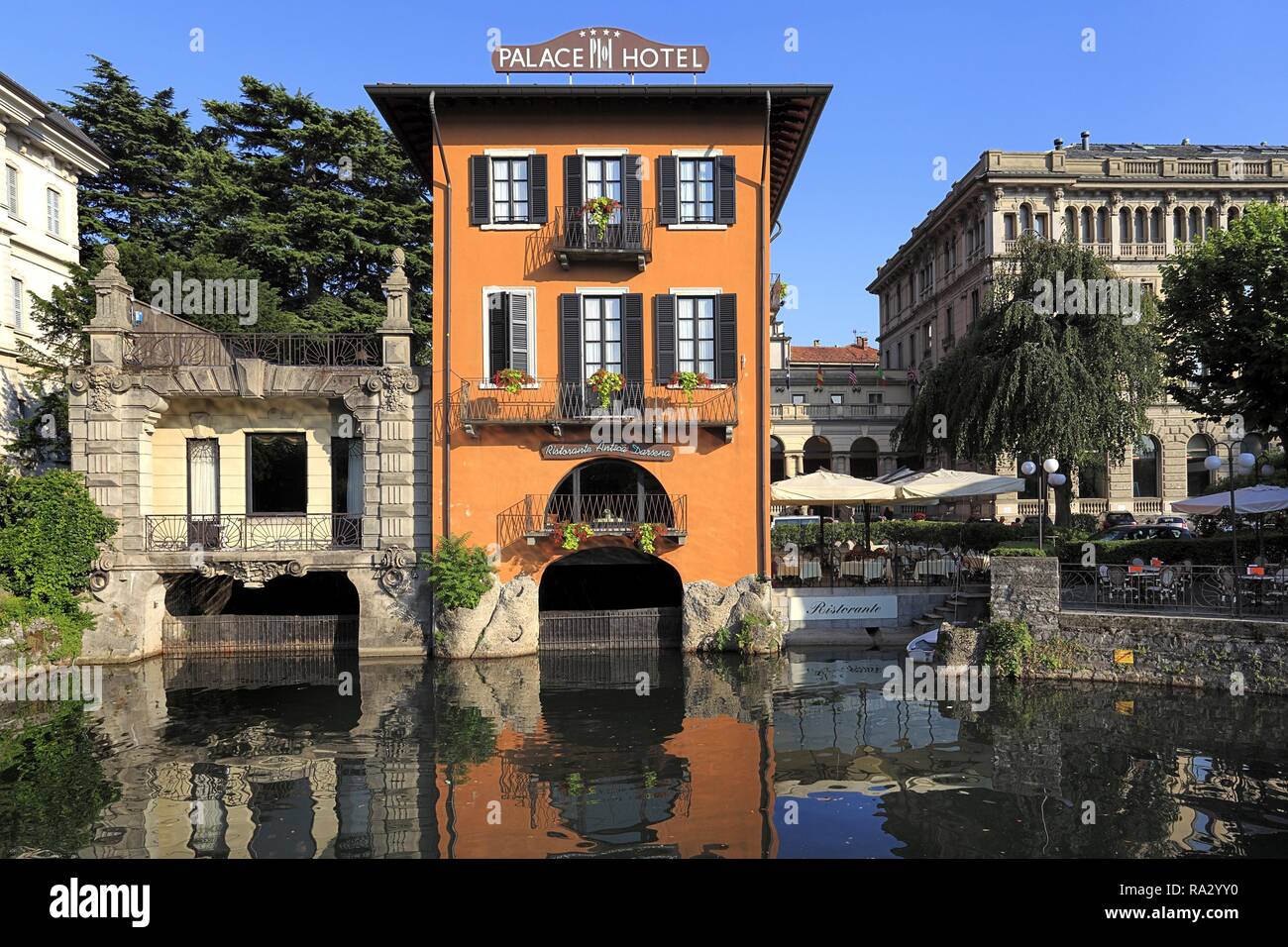 Wlochy - Lombardie - Como - panorama miasta przy nabrzezu jeziora como o zachodzie slonca Italie - Lombardie - Como - vue panoramique de la ville par la rive de la lac de Côme au coucher du soleil Banque D'Images