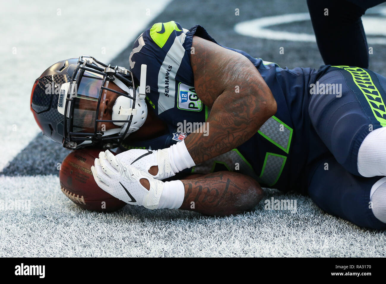 Seattle, WA, USA. Dec 30, 2018. Seattle Seahawks tournant retour Mike Davis (27) célèbre son touchdown exécuter en faisant semblant de dormir pendant un match entre les Arizona Cardinals et les Seattle Seahawks au champ CenturyLink à Seattle, WA. Les Seahawks défait les cardinaux 27-24. Sean Brown/CSM/Alamy Live News Banque D'Images