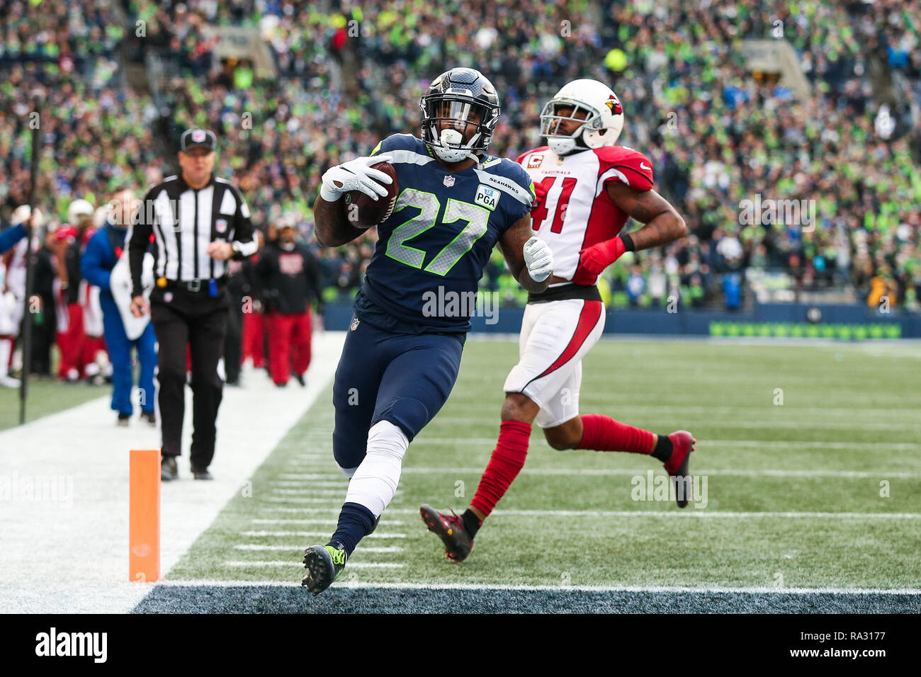 Seattle, WA, USA. Dec 30, 2018. Seattle Seahawks tournant retour Mike Davis (27) marque un touchdown lors d'un match entre l'Arizona Cardinals et les Seattle Seahawks au champ CenturyLink à Seattle, WA. Les Seahawks défait les cardinaux 27-24. Sean Brown/CSM/Alamy Live News Banque D'Images