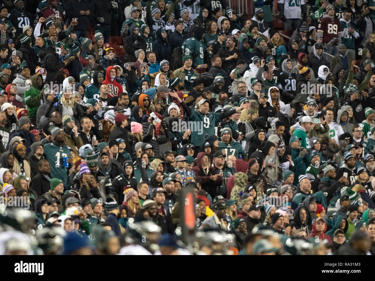 Philadelphia Eagles fans remplir les tribunes pour le match contre les Redskins de Washington à FedEx Field à Landover, Maryland le 30 décembre 2018. L'Eagles a gagné le match 24 - 0 et leur victoire associée à la perte de Viking leur a permis de passer à la playoffs NFC. Credit : Ron Sachs/CNP | conditions dans le monde entier Banque D'Images
