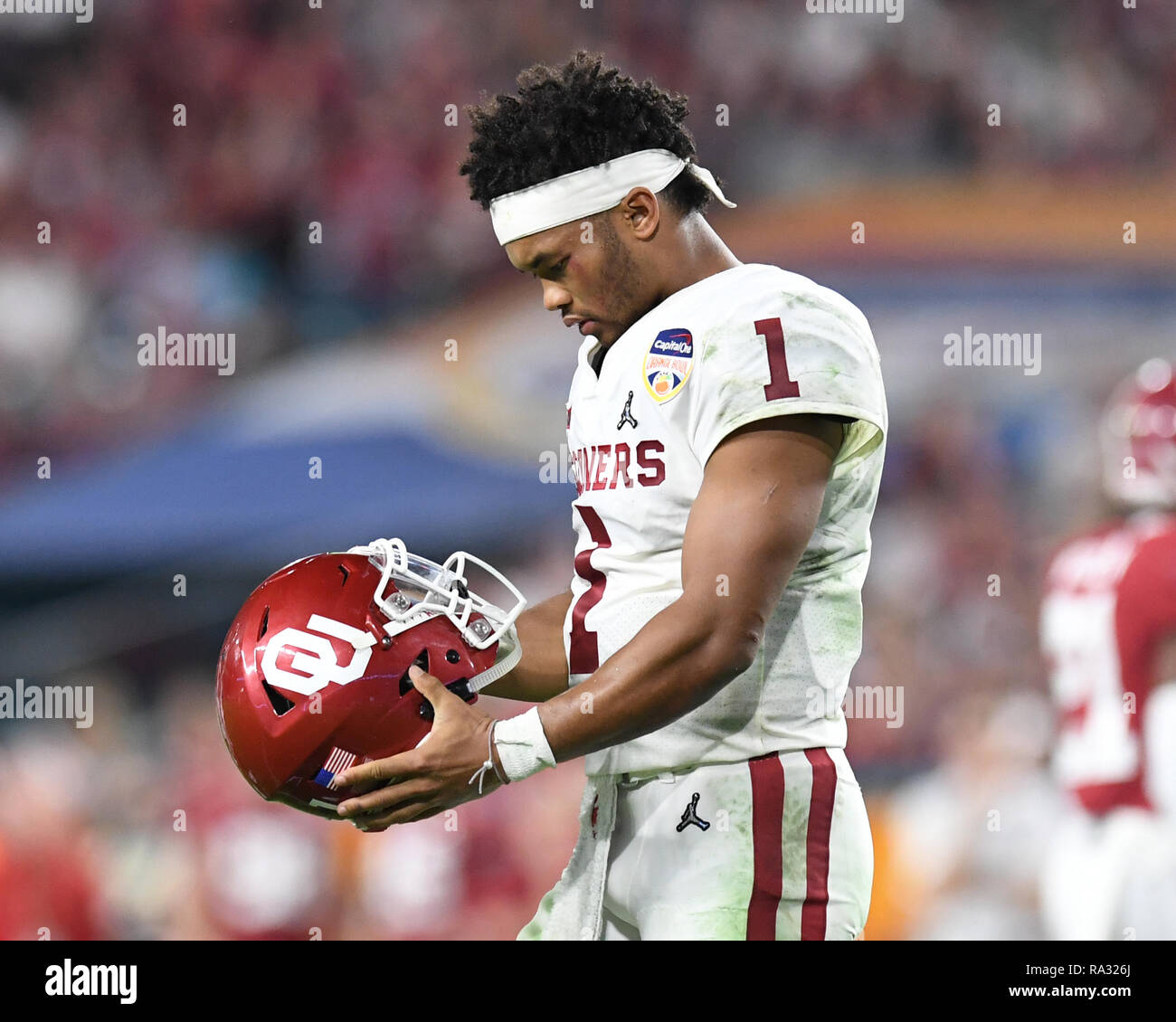Miami Gardens, FL, USA. Dec 29, 2018. Kyler Murray # 1 de l'Oklahoma Sooners promenades hors du terrain lors de la demi-finale des séries éliminatoires de football match à la Capital One Bowl Orange le 29 décembre 2018 au Hard Rock Stadium de Miami Gardens, en Floride. Credit : Mpi04/media/Alamy Punch Live News Banque D'Images