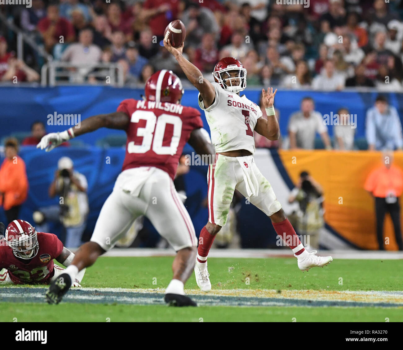 Miami Gardens, FL, USA. Dec 29, 2018. Kyler Murray # 1 de l'Oklahoma Sooners pendant la demi-finale des séries éliminatoires de football match à la Capital One Bowl Orange le 29 décembre 2018 au Hard Rock Stadium de Miami Gardens, en Floride. Credit : Mpi04/media/Alamy Punch Live News Banque D'Images