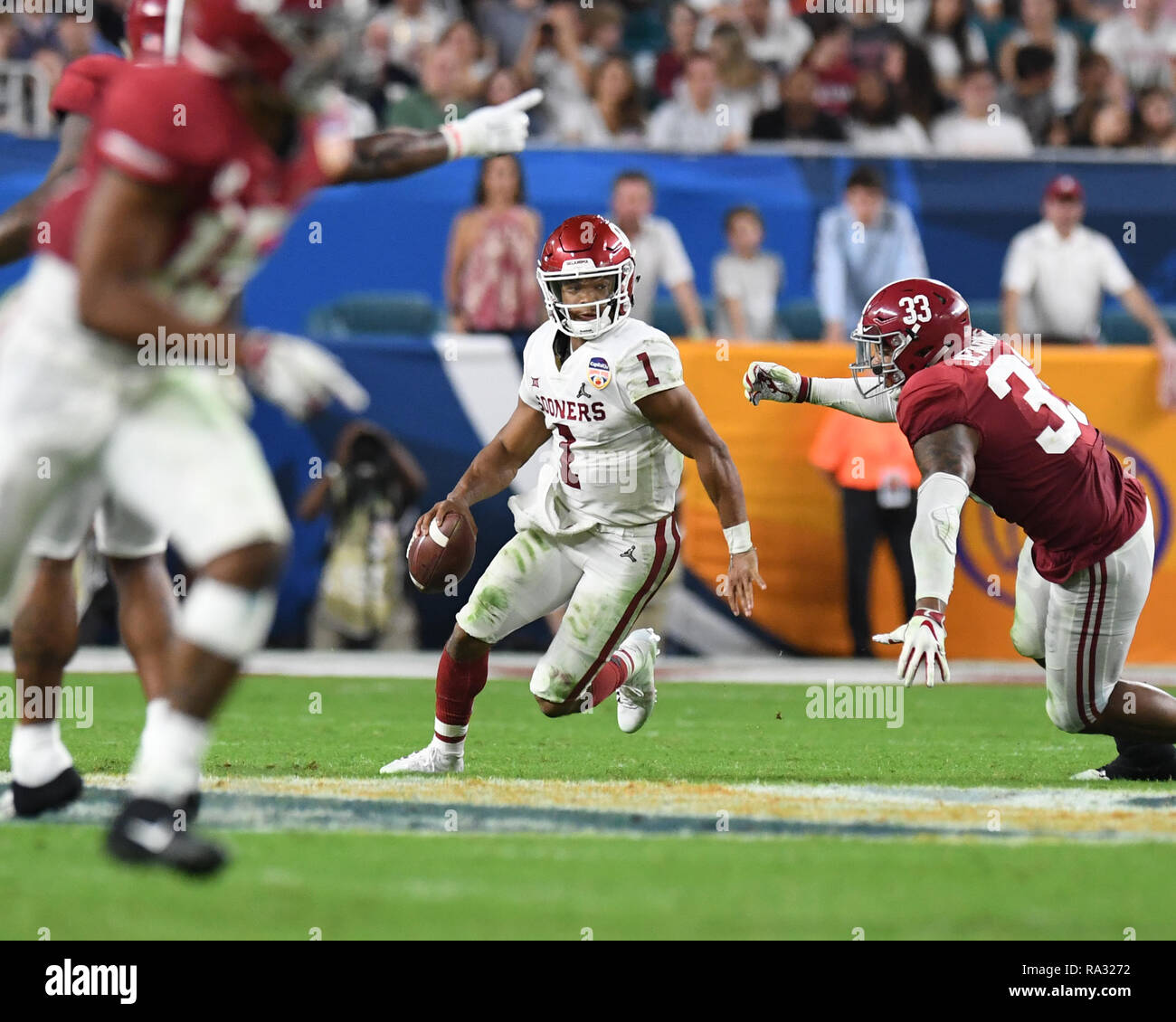 Miami Gardens, FL, USA. Dec 29, 2018. Kyler Murray # 1 de l'Oklahoma Sooners pendant la demi-finale des séries éliminatoires de football match à la Capital One Bowl Orange le 29 décembre 2018 au Hard Rock Stadium de Miami Gardens, en Floride. Credit : Mpi04/media/Alamy Punch Live News Banque D'Images