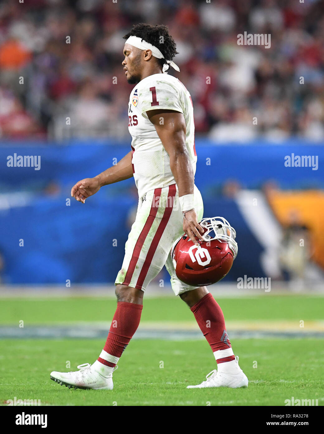 Miami Gardens, FL, USA. Dec 29, 2018. Kyler Murray # 1 de l'Oklahoma Sooners promenades hors du terrain lors de la demi-finale des séries éliminatoires de football match à la Capital One Bowl Orange le 29 décembre 2018 au Hard Rock Stadium de Miami Gardens, en Floride. Credit : Mpi04/media/Alamy Punch Live News Banque D'Images