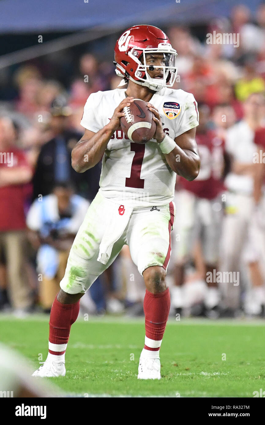 Miami Gardens, FL, USA. Dec 29, 2018. Kyler Murray # 1 de l'Oklahoma Sooners pendant la demi-finale des séries éliminatoires de football match à la Capital One Bowl Orange le 29 décembre 2018 au Hard Rock Stadium de Miami Gardens, en Floride. Credit : Mpi04/media/Alamy Punch Live News Banque D'Images