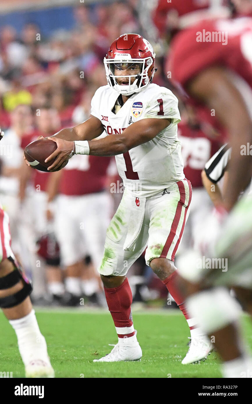 Miami Gardens, FL, USA. Dec 29, 2018. Kyler Murray # 1 de l'Oklahoma Sooners pendant la demi-finale des séries éliminatoires de football match à la Capital One Bowl Orange le 29 décembre 2018 au Hard Rock Stadium de Miami Gardens, en Floride. Credit : Mpi04/media/Alamy Punch Live News Banque D'Images