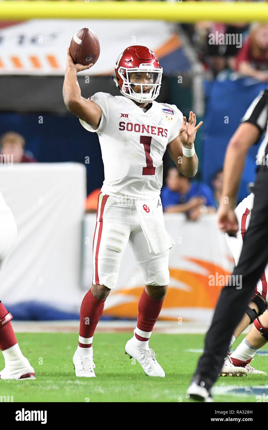 Miami Gardens, FL, USA. Dec 29, 2018. Kyler Murray # 1 de l'Oklahoma Sooners pendant la demi-finale des séries éliminatoires de football match à la Capital One Bowl Orange le 29 décembre 2018 au Hard Rock Stadium de Miami Gardens, en Floride. Credit : Mpi04/media/Alamy Punch Live News Banque D'Images