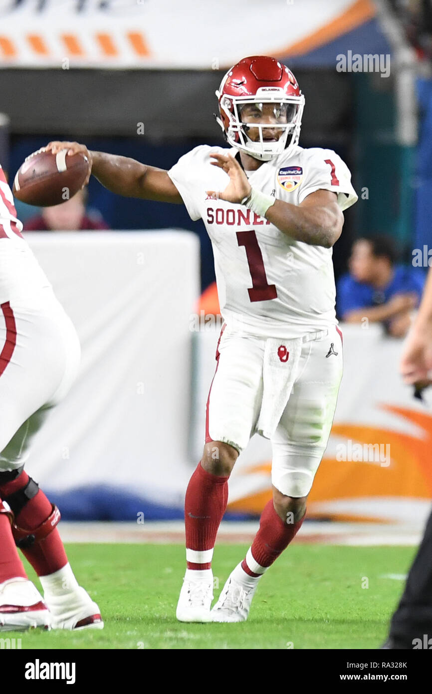 Miami Gardens, FL, USA. Dec 29, 2018. Kyler Murray # 1 de l'Oklahoma Sooners pendant la demi-finale des séries éliminatoires de football match à la Capital One Bowl Orange le 29 décembre 2018 au Hard Rock Stadium de Miami Gardens, en Floride. Credit : Mpi04/media/Alamy Punch Live News Banque D'Images