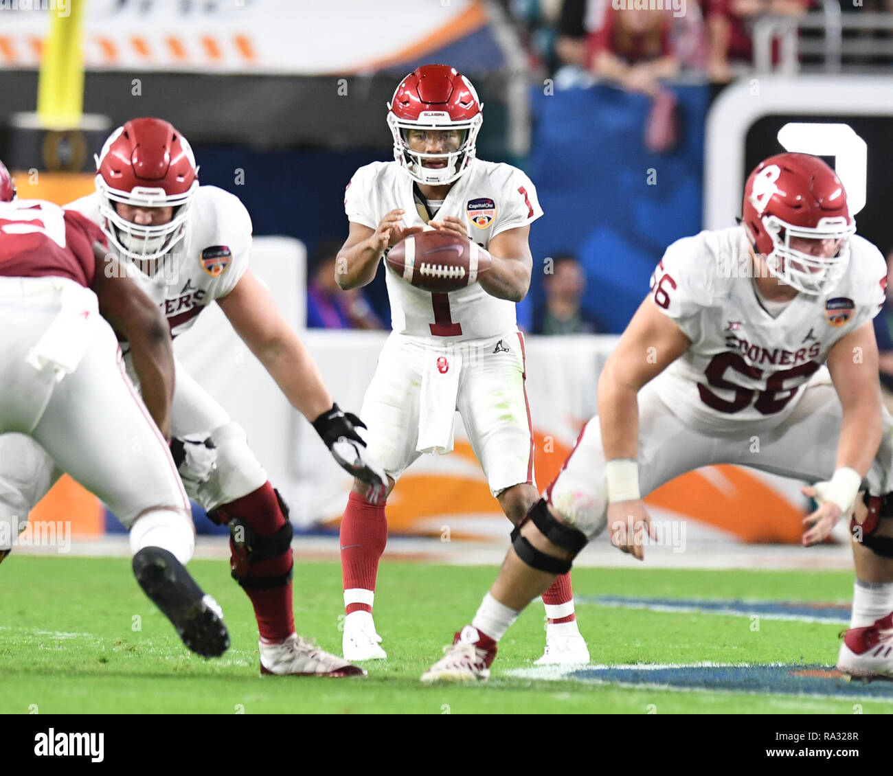 Miami Gardens, FL, USA. Dec 29, 2018. Kyler Murray # 1 de l'Oklahoma Sooners pendant la demi-finale des séries éliminatoires de football match à la Capital One Bowl Orange le 29 décembre 2018 au Hard Rock Stadium de Miami Gardens, en Floride. Credit : Mpi04/media/Alamy Punch Live News Banque D'Images