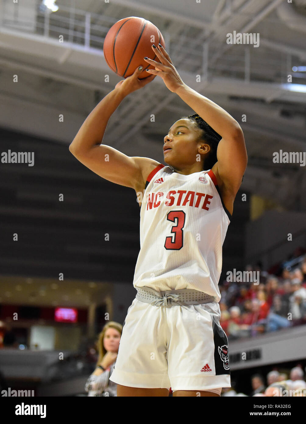 Raleigh, Caroline du Nord, USA. Dec 30, 2018. NC State Wolfpack guard Kai Crutchfield (3) dans un match contre les Wildcats Davidson le 30 décembre 2018 chez Reynolds Coliseum à Raleigh, NC. Credit : Ed Clemente/ZUMA/Alamy Fil Live News Banque D'Images