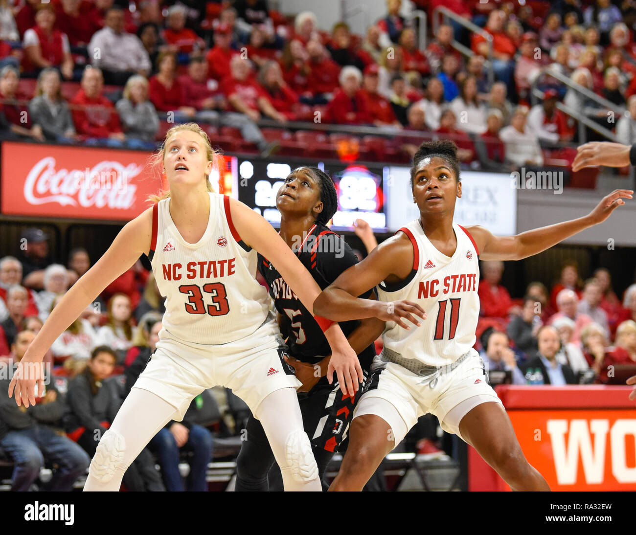 Raleigh, Caroline du Nord, USA. Dec 30, 2018. NC State Wolfpack Elissa Cunane centre (33), Garde côtière canadienne Kiara Leslie (11) et de Davidson Wildcats guard Justine Lyon (5) dans un match le 30 décembre 2018 chez Reynolds Coliseum à Raleigh, NC. Credit : Ed Clemente/ZUMA/Alamy Fil Live News Banque D'Images