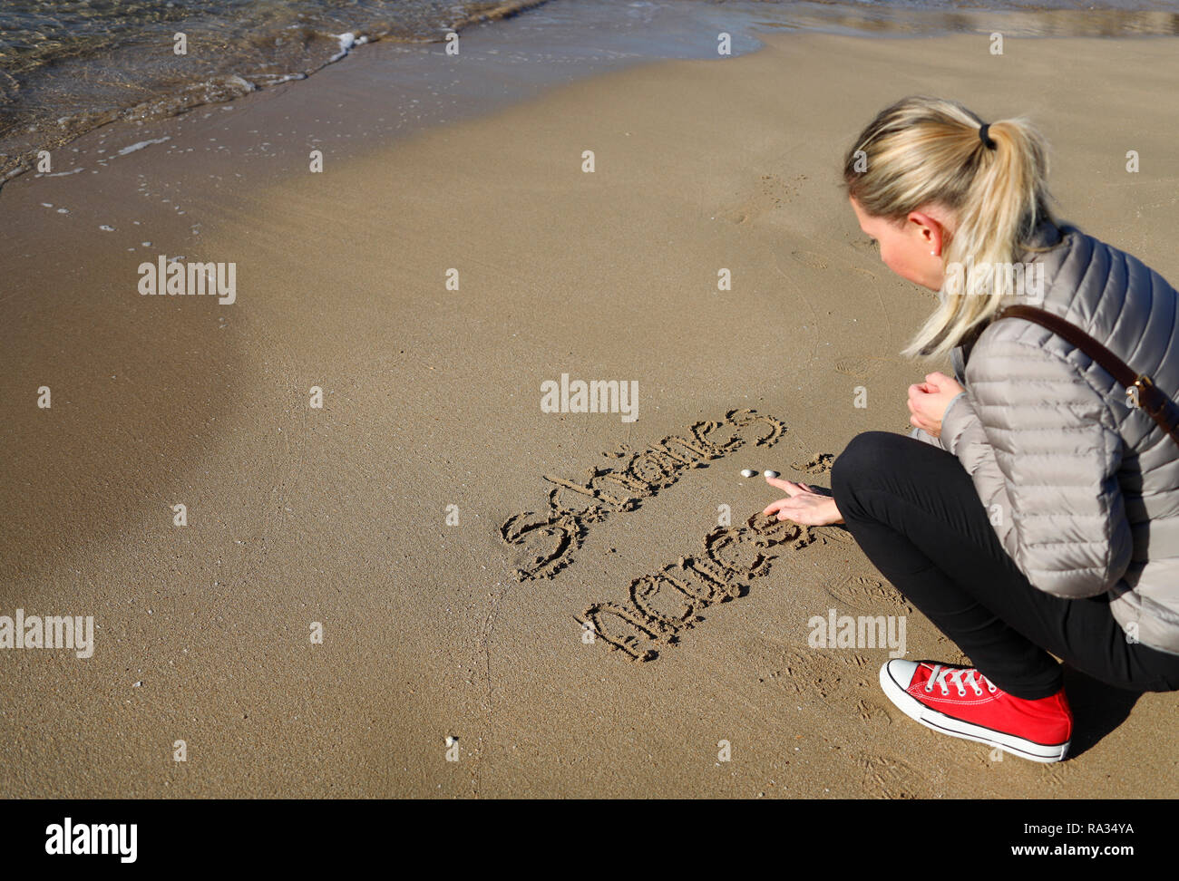 Palma, Espagne. 31 Dec, 2018. Kristine de Berlin écrire nouvelle année messages dans le sable de plage à Palma Molinar durant la matinée ensoleillée du dernier jour de l'année. Credit : Clara Margais/dpa/Alamy Live News Banque D'Images