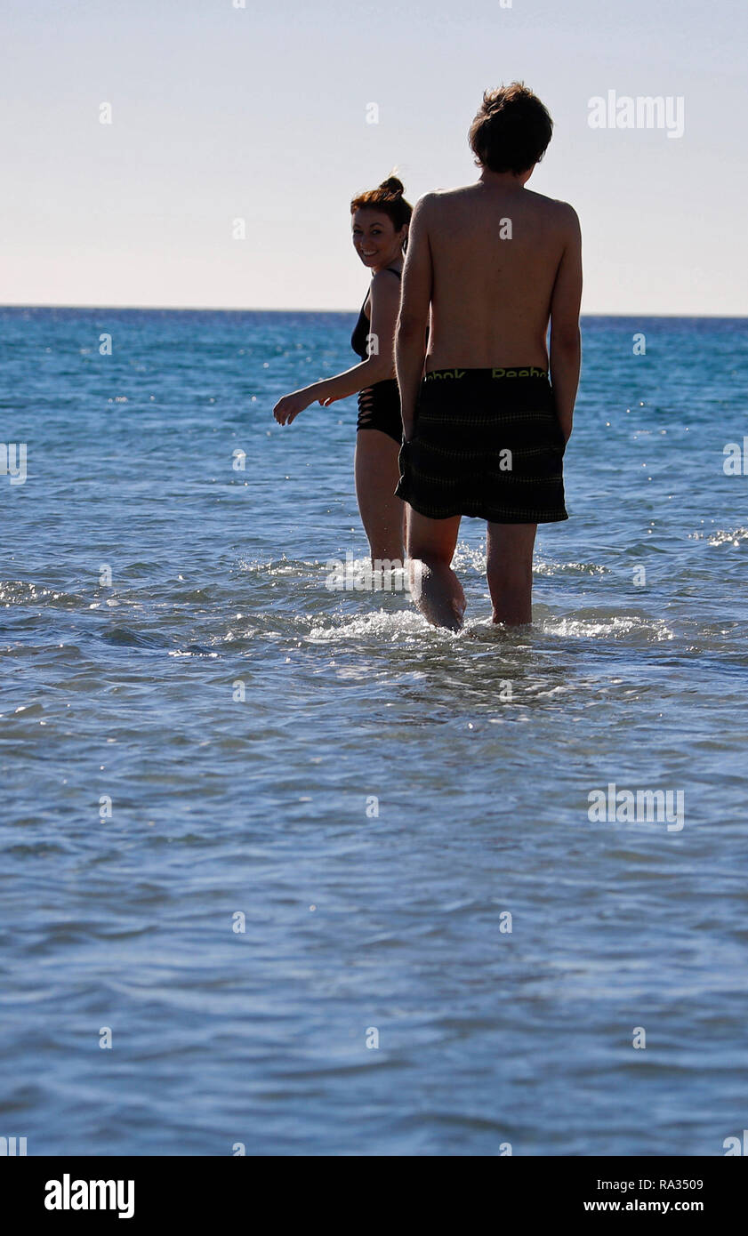 Palma, Espagne. 31 Dec, 2018. Joana et Martin de Pologne vu vu sur la plage Arenal au cours de la matinée ensoleillée du dernier jour de l'année. Credit : Clara Margais/dpa/Alamy Live News Banque D'Images