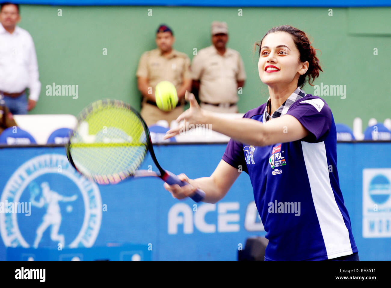 Pune, Inde. Le 31 décembre 2018. L'actrice indienne et le modèle Taapsee Pannu joue un match d'exhibition sur la journée inaugurale de Tata Maharashtra ouvert le tournoi de tennis ATP à Pune, en Inde. Credit : Karunesh Johri/Alamy Live News Banque D'Images