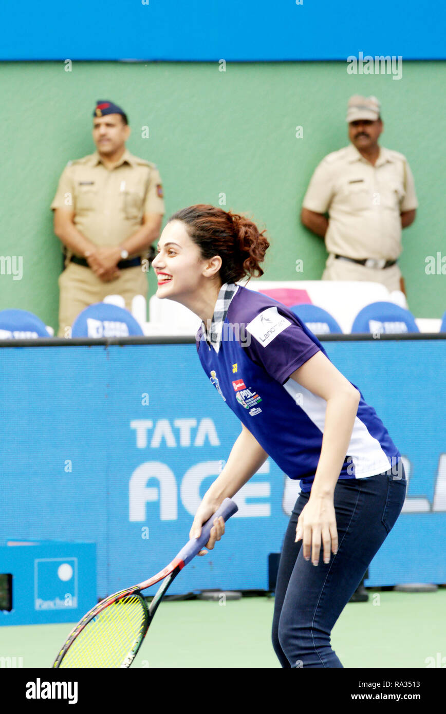 Pune, Inde. Le 31 décembre 2018. L'actrice indienne et le modèle Taapsee Pannu joue un match d'exhibition sur la journée inaugurale de Tata Maharashtra ouvert le tournoi de tennis ATP à Pune, en Inde. Credit : Karunesh Johri/Alamy Live News Banque D'Images