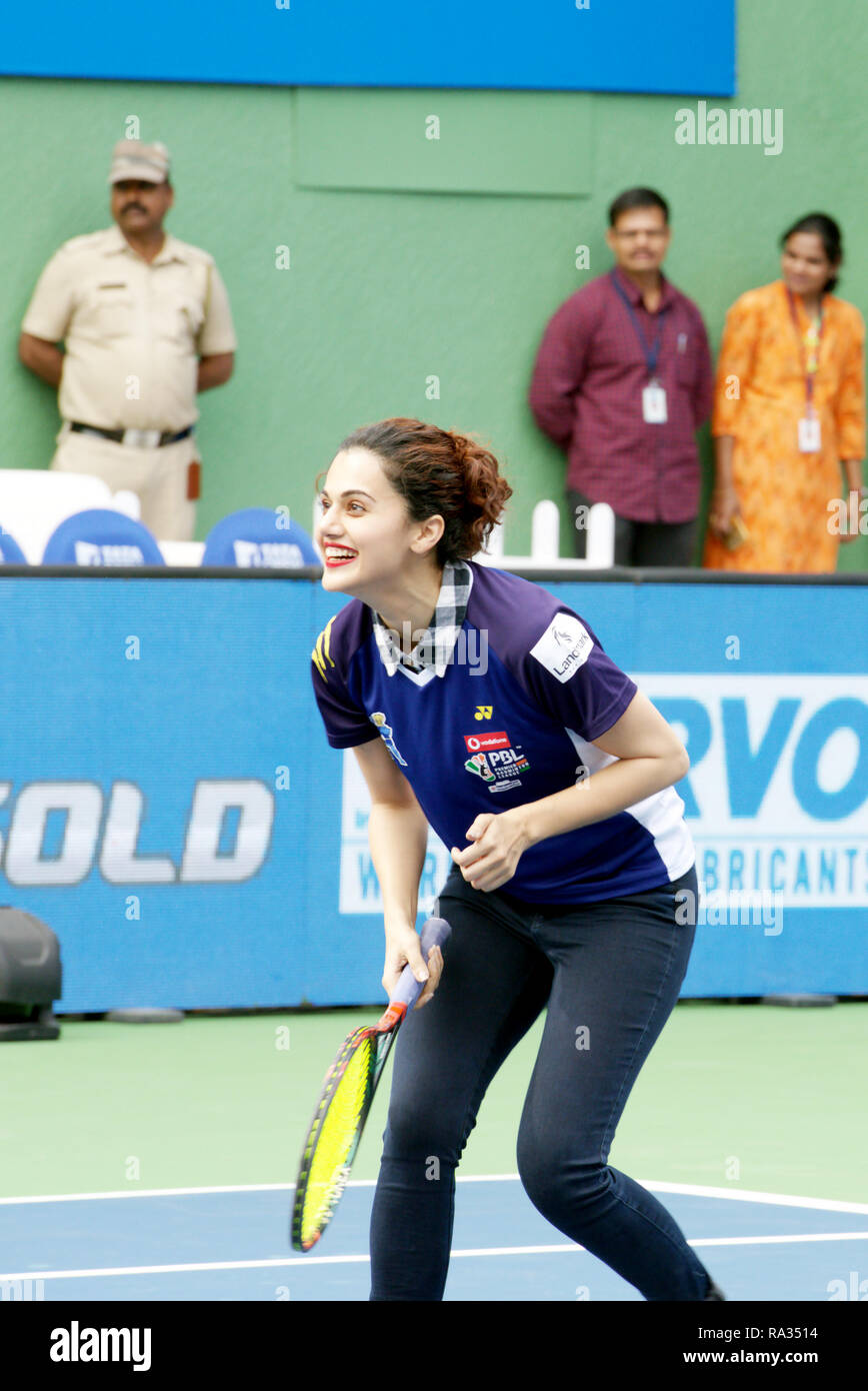 Pune, Inde. Le 31 décembre 2018. L'actrice indienne et le modèle Taapsee Pannu joue un match d'exhibition sur la journée inaugurale de Tata Maharashtra ouvert le tournoi de tennis ATP à Pune, en Inde. Credit : Karunesh Johri/Alamy Live News Banque D'Images