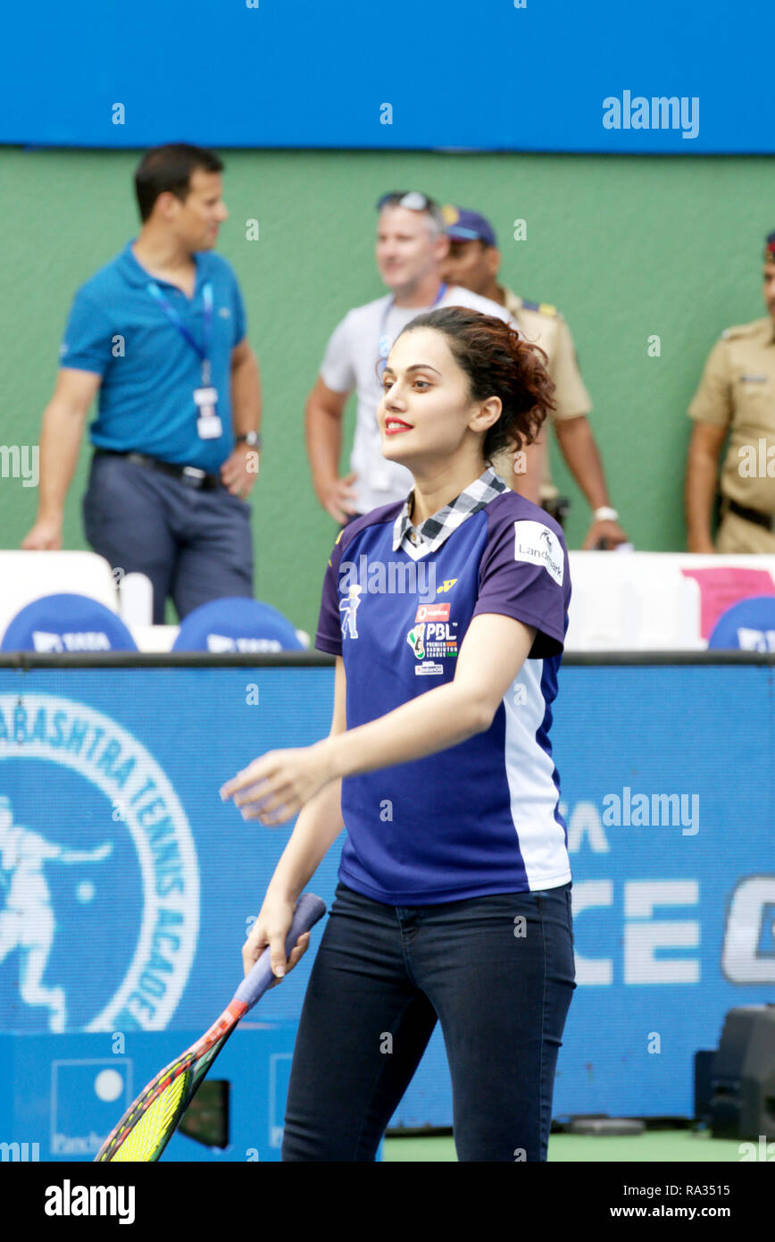 Pune, Inde. Le 31 décembre 2018. L'actrice indienne et le modèle Taapsee Pannu joue un match d'exhibition sur la journée inaugurale de Tata Maharashtra ouvert le tournoi de tennis ATP à Pune, en Inde. Credit : Karunesh Johri/Alamy Live News Banque D'Images