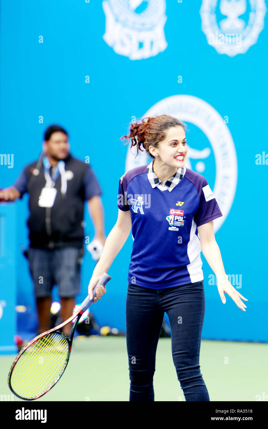 Pune, Inde. Le 31 décembre 2018. L'actrice indienne et le modèle Taapsee Pannu joue un match d'exhibition sur la journée inaugurale de Tata Maharashtra ouvert le tournoi de tennis ATP à Pune, en Inde. Credit : Karunesh Johri/Alamy Live News Banque D'Images