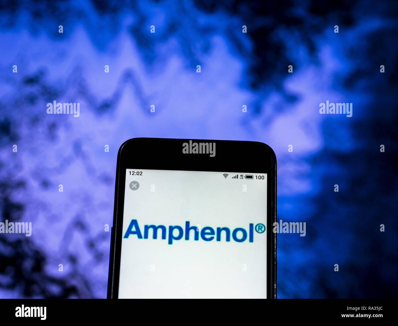 30 décembre 2018 - Kiev, Ukraine - la fabrication de câbles à fibres optiques d'Amphenol logo de l'entreprise vu affichée sur un téléphone intelligent. (Crédit Image : © Igor Golovniov/SOPA des images à l'aide de Zuma sur le fil) Banque D'Images