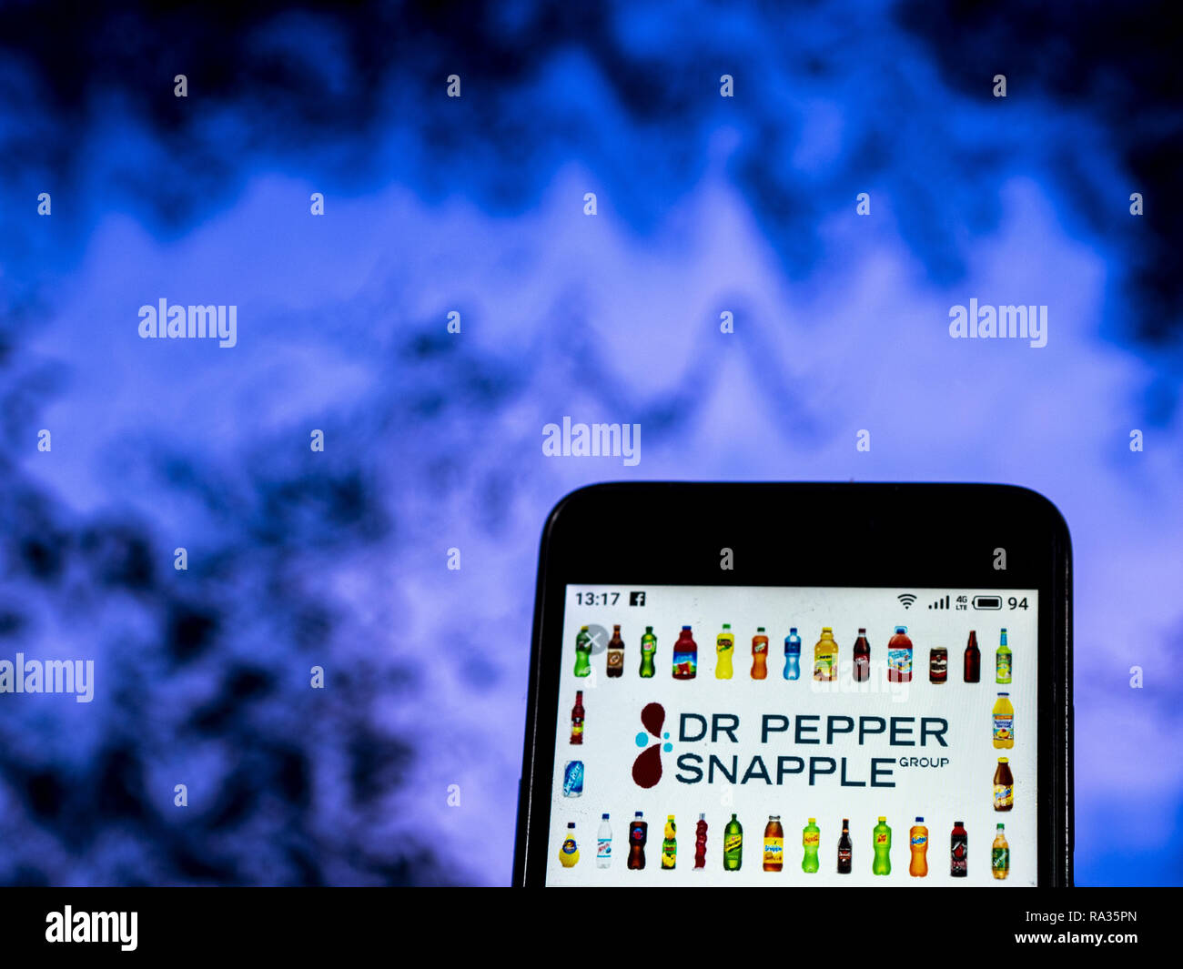 30 décembre 2018 - Kiev, Ukraine - Dr Pepper Snapple Group verre logo de l'entreprise vu affichée sur un téléphone intelligent. (Crédit Image : © Igor Golovniov/SOPA des images à l'aide de Zuma sur le fil) Banque D'Images