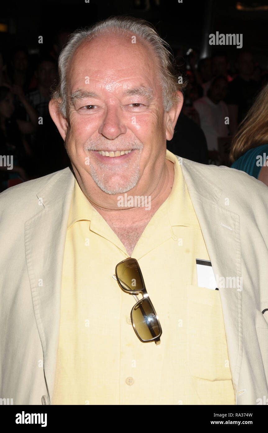 24 août - Fichier - ROBIN LEACH, l'animateur de télévision débonnaire qui regaled avec public parler de "champagne souhaits et caviar dreams', est mort. Il a été 76Né à Londres, Leach est un journaliste chevronné plus connu pour son fils TV show "Modes de vie des riches et célèbres,' qui s'est déroulé de 1984 à 1995. Sur la photo : June 08, 2011 - Las Vegas, Nevada, États-Unis - ROBIN LEACH à la Beatles LOVE du Cirque du Soleil 5ème anniversaire célébration tenue à l'hôtel The Mirage Hotel and Casino Las Vegas.(Image Crédit : © Paul Fenton/ZUMAPRESS.com) Banque D'Images