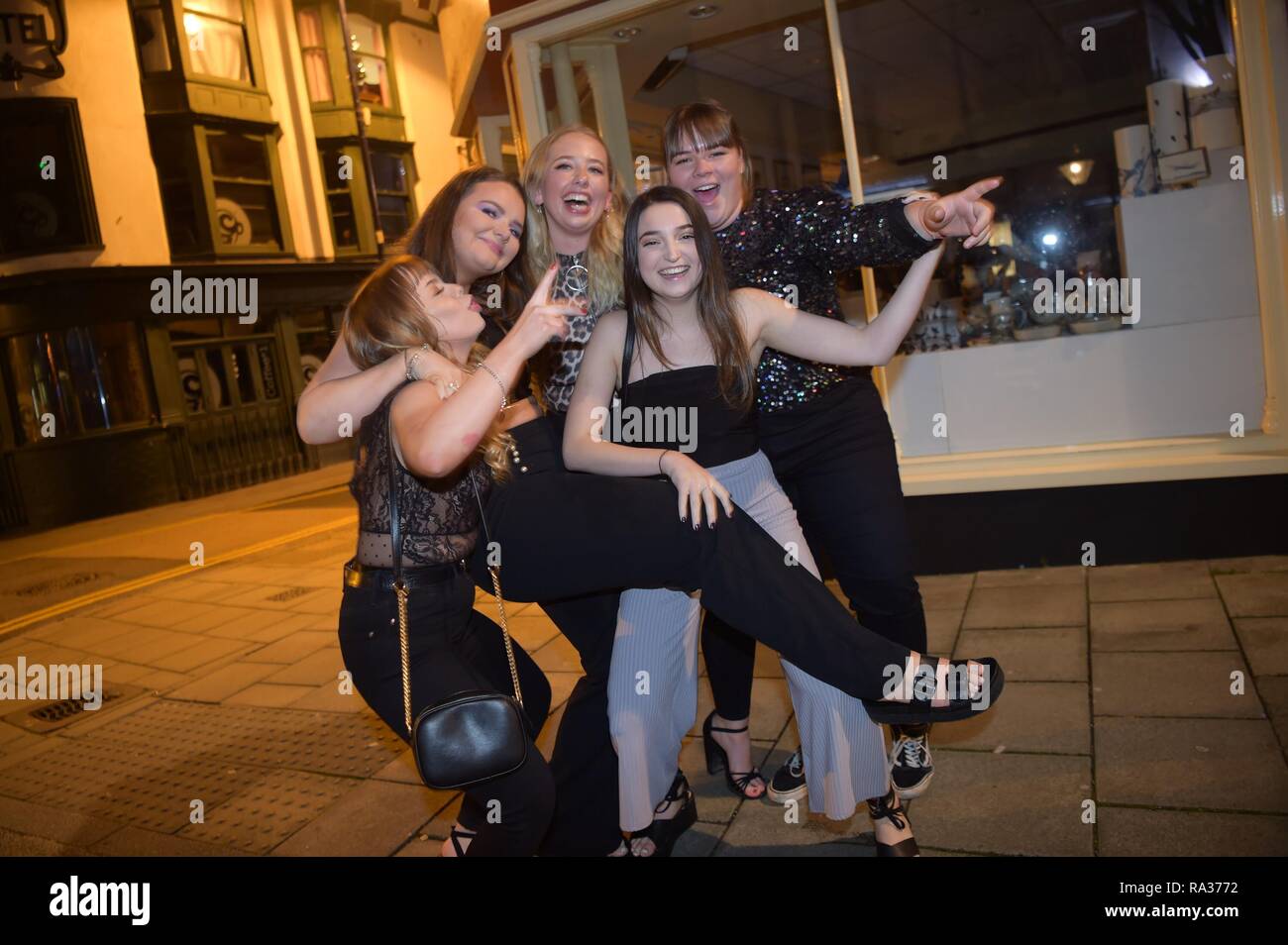 Aberystwyth, Pays de Galles, Royaume-Uni. Le 31 décembre 2018. Les gens dans les rues pour célébrer le début de la nouvelle année 2019 à Aberystwyth sur la côte ouest du pays de Galles Credit : Keith morris/Alamy Live News Banque D'Images