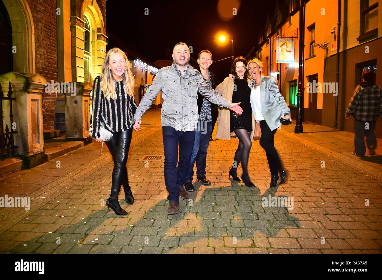 Aberystwyth, Pays de Galles, Royaume-Uni. Le 31 décembre 2018. Les gens dans les rues pour célébrer le début de la nouvelle année 2019 à Aberystwyth sur la côte ouest du pays de Galles Credit : Keith morris/Alamy Live News Banque D'Images