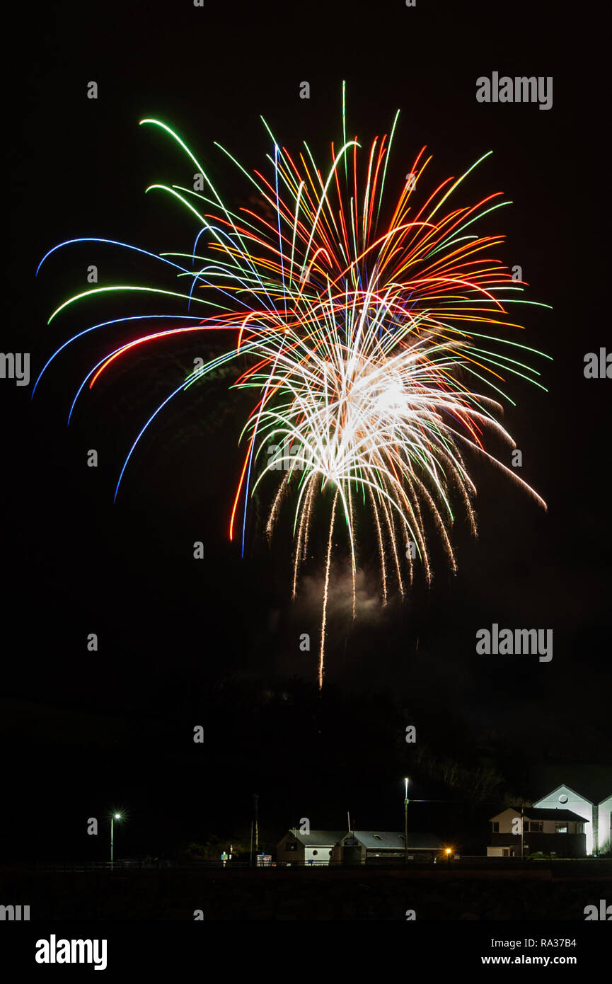 Bantry, West Cork, Irlande. 31 Dec, 2018. Les résidents de Bantry regardé un impressionnant feu d'artifice ce soir pour marquer la fin de 2018 et pour célébrer le début de 2019. L'affichage a été payée par l'Association d'affaires de Bantry. Credit : Andy Gibson/Alamy Live News. Banque D'Images
