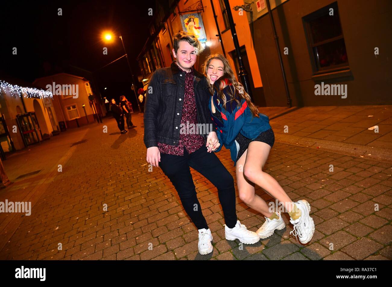Aberystwyth, Pays de Galles, Royaume-Uni. Le 31 décembre 2018. Les gens dans les rues pour célébrer le début de la nouvelle année 2019 à Aberystwyth sur la côte ouest du pays de Galles Credit : Keith morris/Alamy Live News Banque D'Images