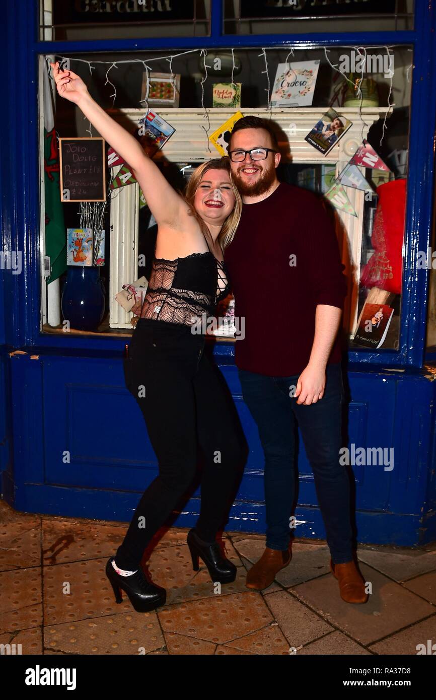 Aberystwyth, Pays de Galles, Royaume-Uni. Le 31 décembre 2018. Les gens dans les rues pour célébrer le début de la nouvelle année 2019 à Aberystwyth sur la côte ouest du pays de Galles Credit : Keith morris/Alamy Live News Banque D'Images