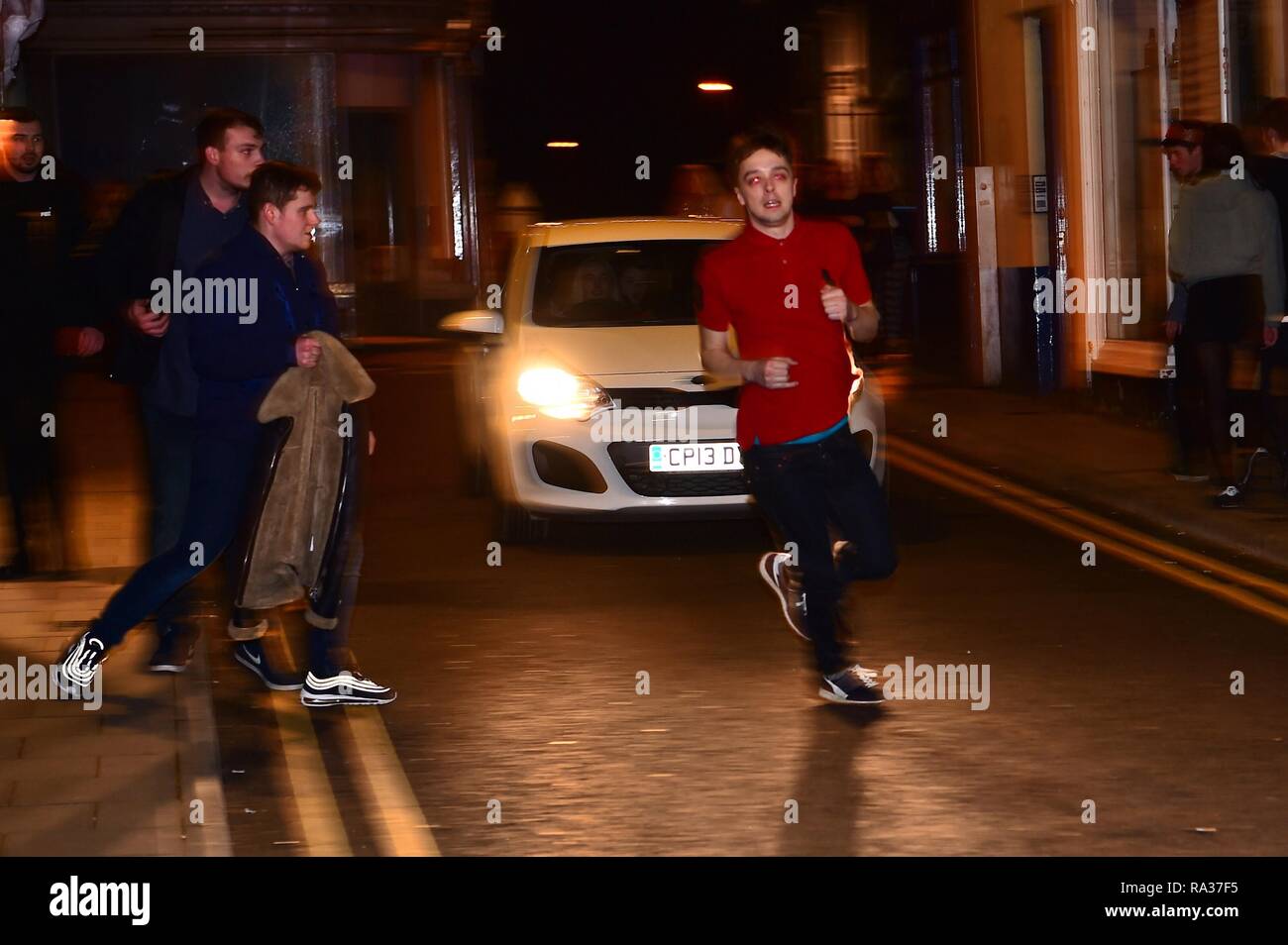 Pays de Galles, Aberystwyth UK la nouvelle année 31 décembre 2018 - 01 janvier 2019 personnes dans les rues pour célébrer le début de la nouvelle année 2019 à Aberystwyth sur la côte ouest du pays de Galles Photo © Keith Morris / Alamy Live News Banque D'Images