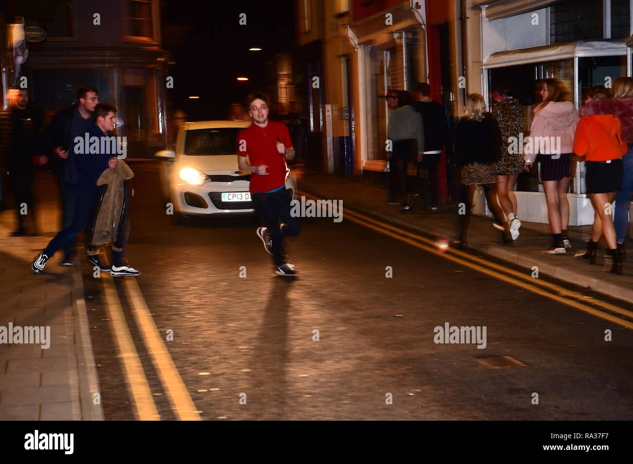 Pays de Galles, Aberystwyth UK la nouvelle année 31 décembre 2018 - 01 janvier 2019 personnes dans les rues pour célébrer le début de la nouvelle année 2019 à Aberystwyth sur la côte ouest du pays de Galles Photo © Keith Morris / Alamy Live News Banque D'Images