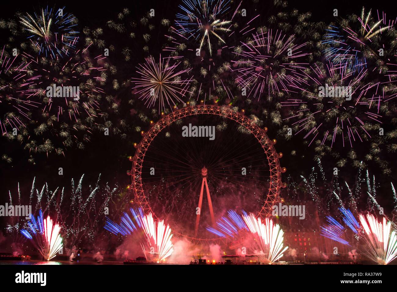 Londres, Royaume-Uni. 1er janvier 2019. Londres accueille en 2019 avec un feu d'artifice à partir de la Coca Cola London Eye. Credit : Claire Doherty/Alamy Live News Banque D'Images