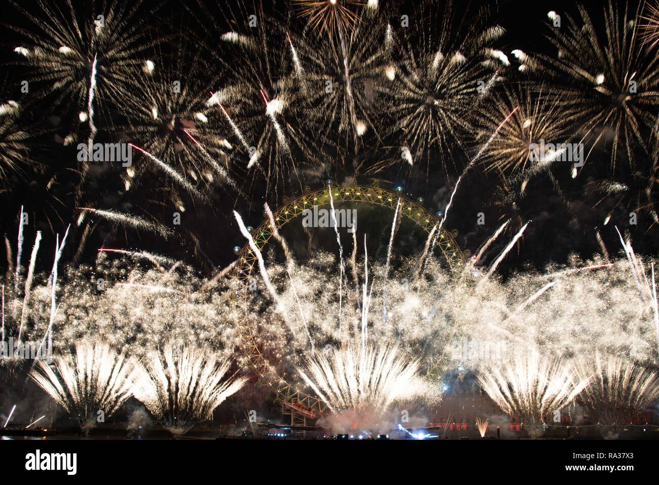 Londres, Royaume-Uni. 1er janvier 2019. Londres accueille en 2019 avec un feu d'artifice à partir de la Coca Cola London Eye. Credit : Claire Doherty/Alamy Live News Banque D'Images
