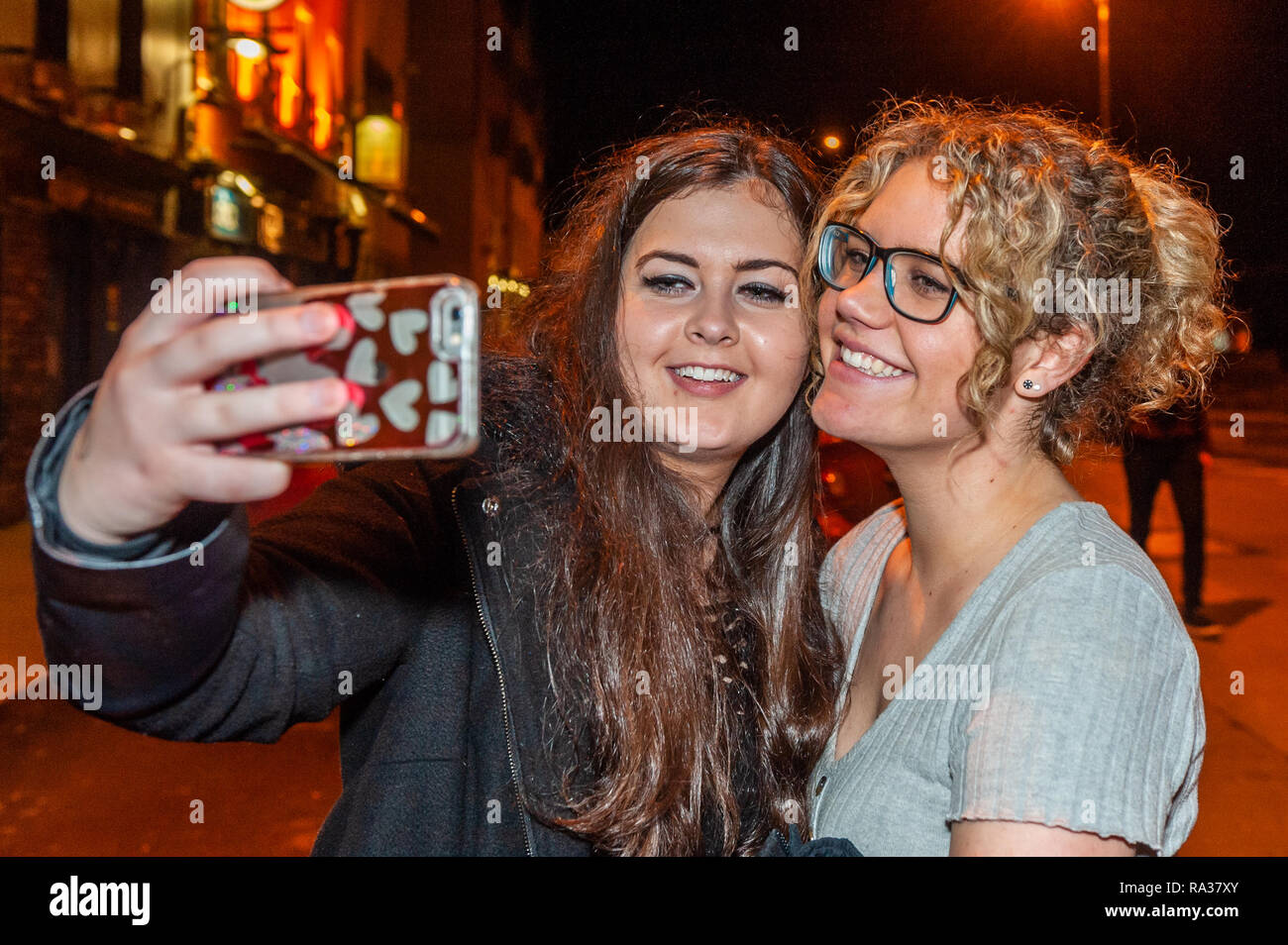 Bantry, West Cork, Irlande. 1er janvier 2019. Les gens dans les rues de Bantry ce soir, pour célébrer le début de la nouvelle année, 2019. Credit : Andy Gibson/Alamy Live News. Banque D'Images