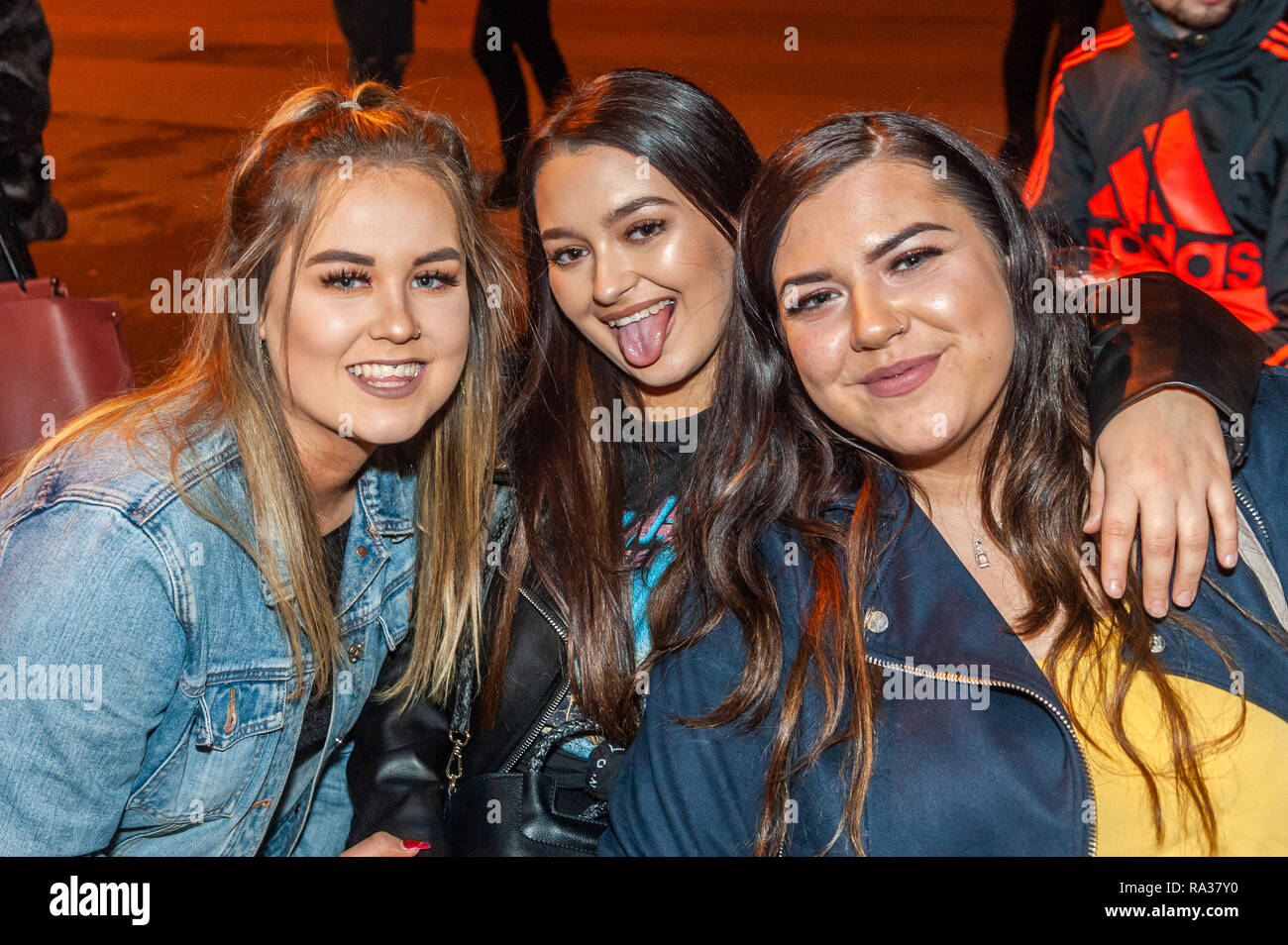 Bantry, West Cork, Irlande. 1er janvier 2019. Les gens dans les rues de Bantry ce soir, pour célébrer le début de la nouvelle année, 2019. Credit : Andy Gibson/Alamy Live News. Banque D'Images