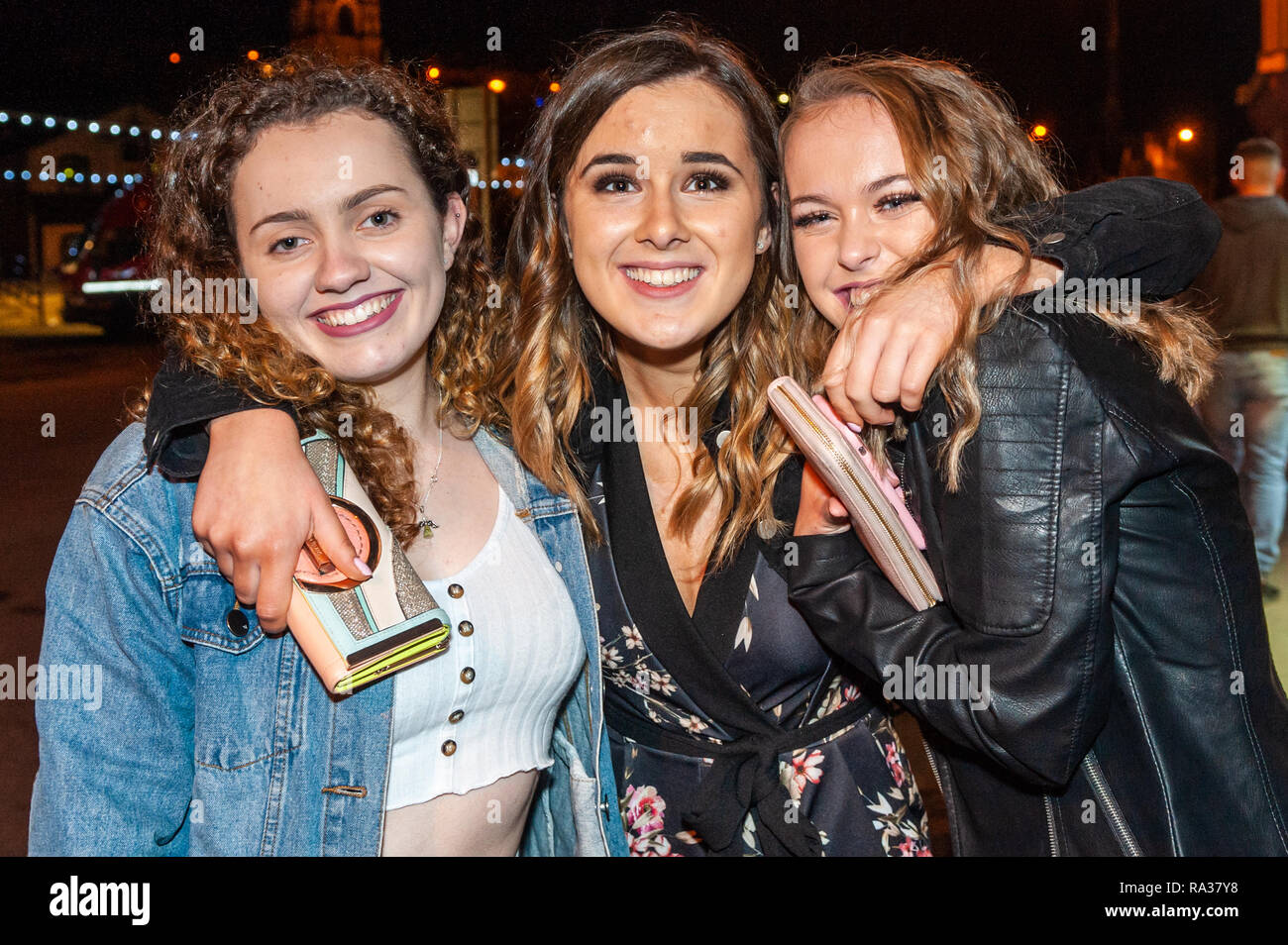Bantry, West Cork, Irlande. 1er janvier 2019. Les gens dans les rues de Bantry ce soir, pour célébrer le début de la nouvelle année, 2019. Credit : Andy Gibson/Alamy Live News. Banque D'Images