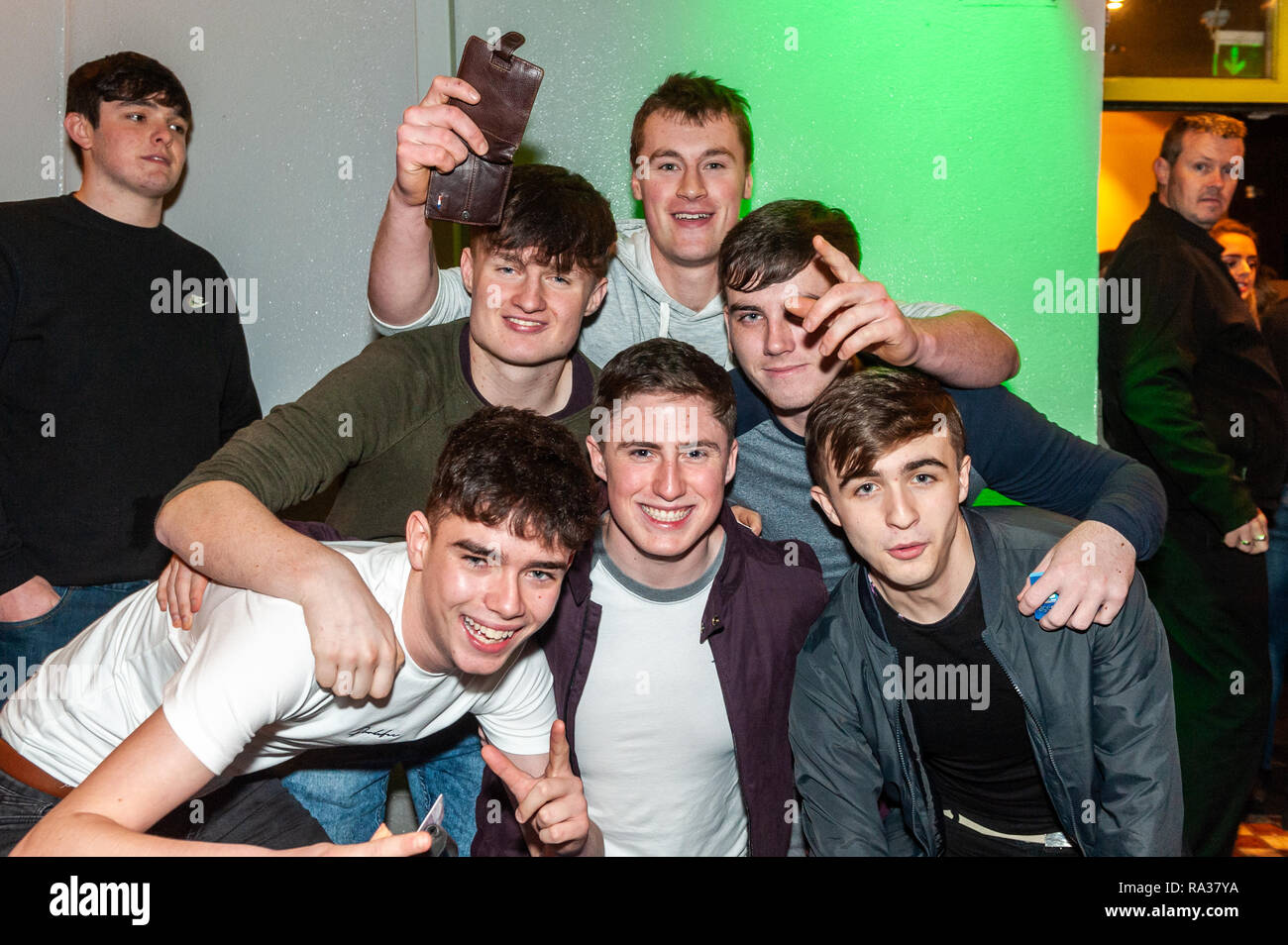 Bantry, West Cork, Irlande. 1er janvier 2019. Les gens dans les rues de Bantry ce soir, pour célébrer le début de la nouvelle année, 2019. Credit : Andy Gibson/Alamy Live News. Banque D'Images