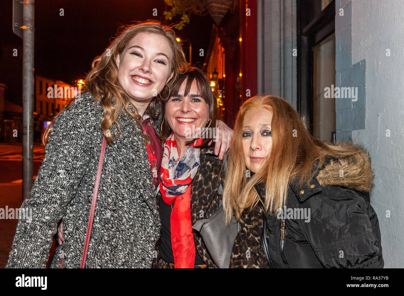 Bantry, West Cork, Irlande. 1er janvier 2019. Les gens dans les rues de Bantry ce soir, pour célébrer le début de la nouvelle année, 2019. Credit : Andy Gibson/Alamy Live News. Banque D'Images