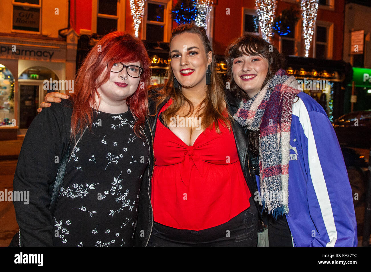 Bantry, West Cork, Irlande. 1er janvier 2019. Les gens dans les rues de Bantry ce soir, pour célébrer le début de la nouvelle année, 2019. Credit : Andy Gibson/Alamy Live News. Banque D'Images