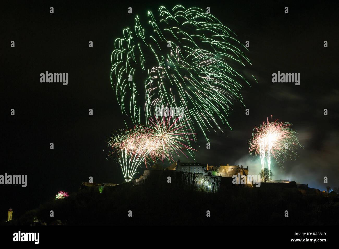 Château de Stirling, Stirling, Royaume-Uni - 1er janvier 2019. Pour la nouvelle année, des expositions de feu de bois avec de la musique illuminent le ciel nocturne au-dessus du château de Stirling et du Monument Wallace sur Hogmanay pour apporter la nouvelle année. Crédit : Colin Fisher/Alay Live News Banque D'Images