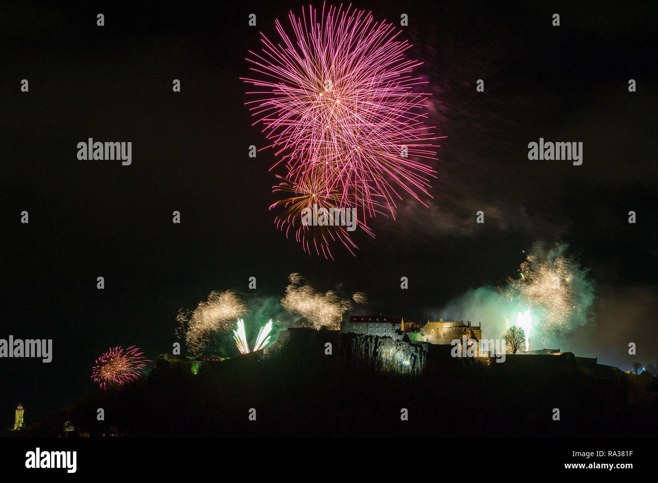 Château de Stirling, Stirling, Royaume-Uni - 1er janvier 2019. Pour la nouvelle année, des expositions de feu de bois avec de la musique illuminent le ciel nocturne au-dessus du château de Stirling et du Monument Wallace sur Hogmanay pour apporter la nouvelle année. Crédit : Colin Fisher/Alay Live News Banque D'Images
