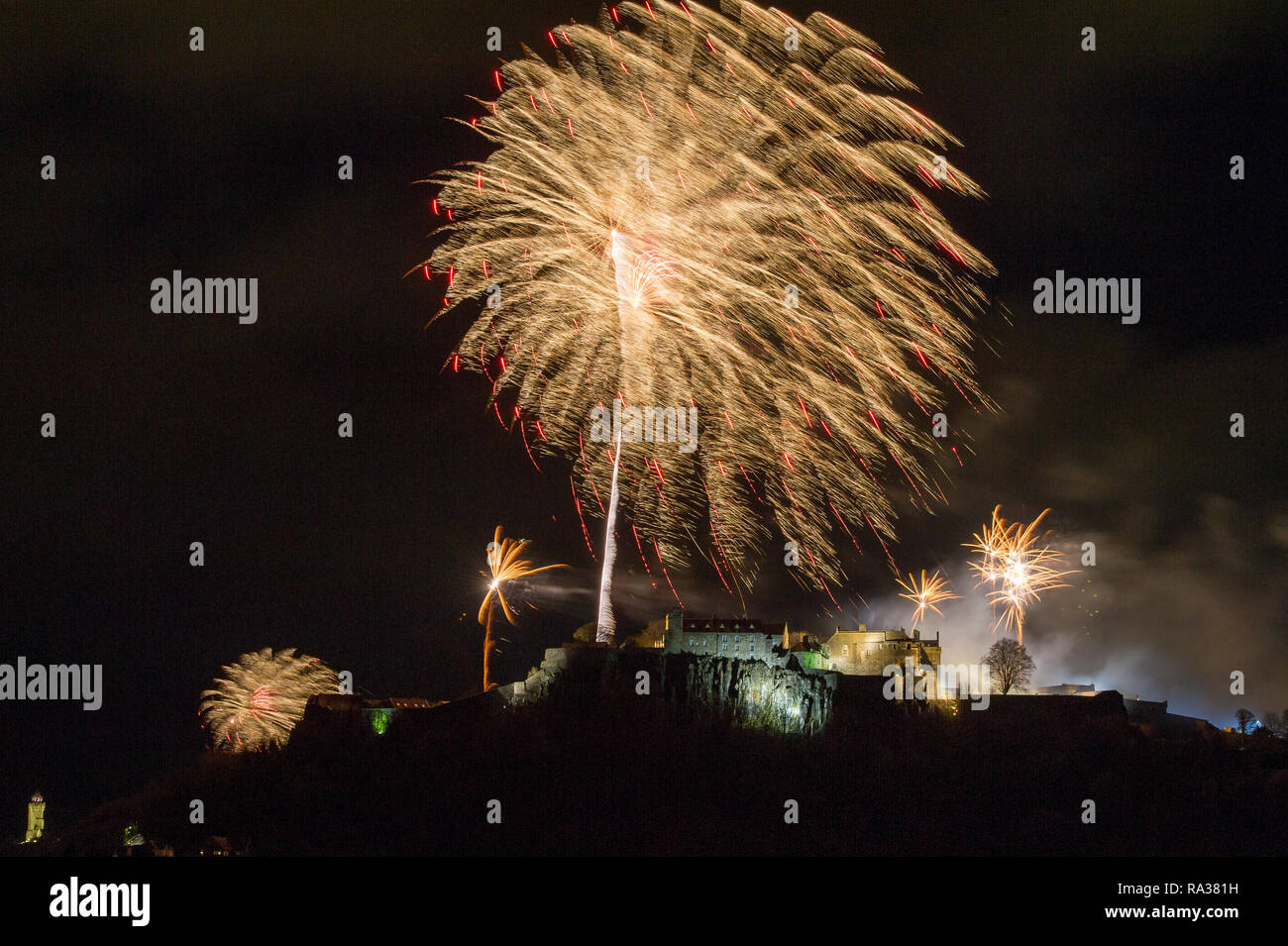 Château de Stirling, Stirling, Royaume-Uni - 1er janvier 2019. Pour la nouvelle année, des expositions de feu de bois avec de la musique illuminent le ciel nocturne au-dessus du château de Stirling et du Monument Wallace sur Hogmanay pour apporter la nouvelle année. Crédit : Colin Fisher/Alay Live News Banque D'Images