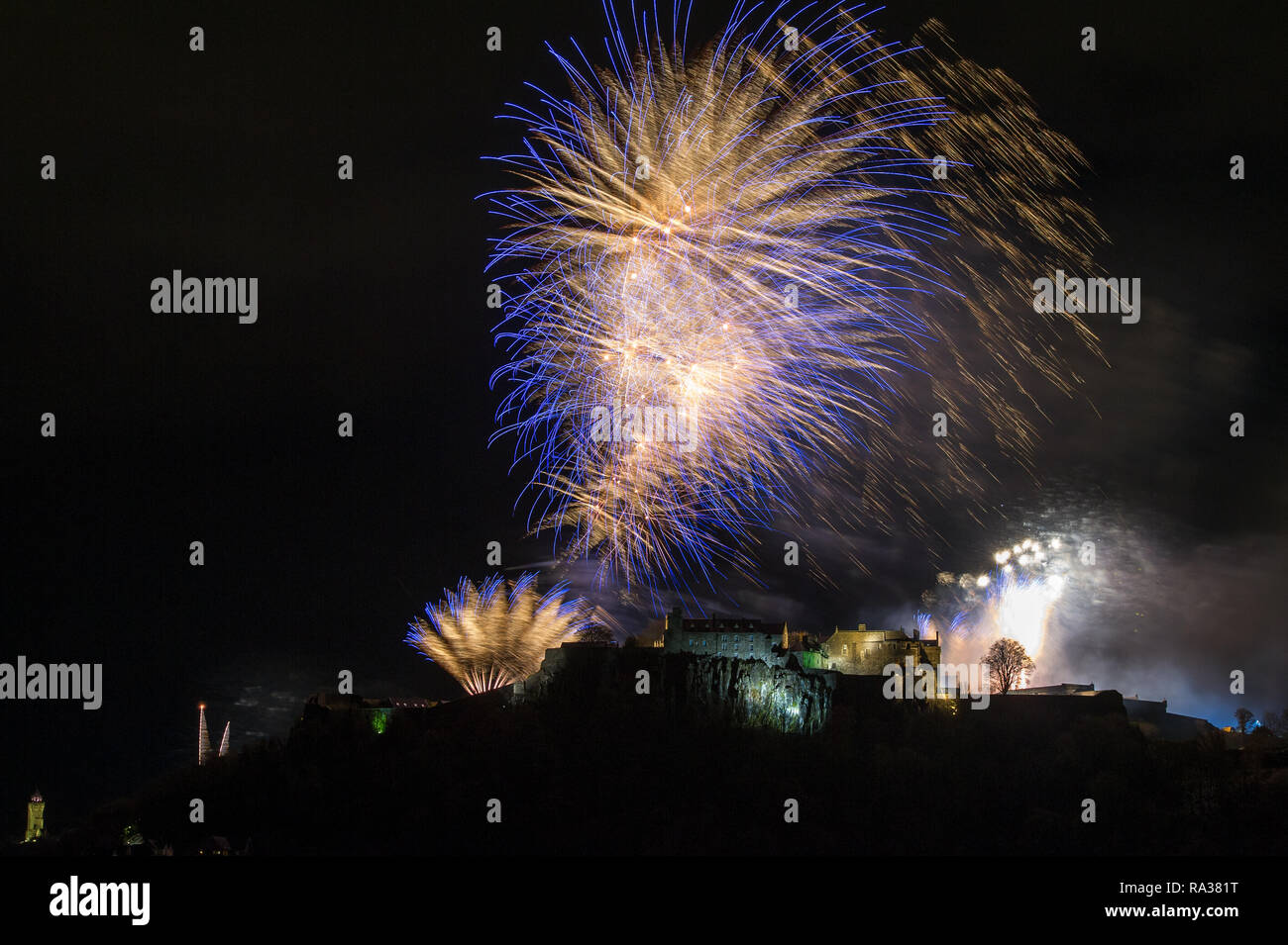 Château de Stirling, Stirling, Royaume-Uni - 1er janvier 2019. Pour la nouvelle année, des expositions de feu de bois avec de la musique illuminent le ciel nocturne au-dessus du château de Stirling et du Monument Wallace sur Hogmanay pour apporter la nouvelle année. Crédit : Colin Fisher/Alay Live News Banque D'Images