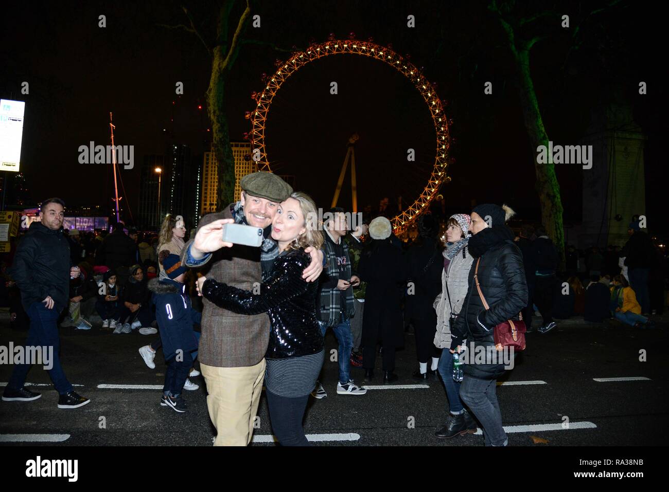 Londres, Royaume-Uni. 1er janvier 2019. Un couple prendre un embarquement selfies sur Victoria. Londres a accueilli en 2019 avec un feu d'artifice à partir de la Coca Cola London Eye. Credit : claire doherty/Alamy Live News Banque D'Images