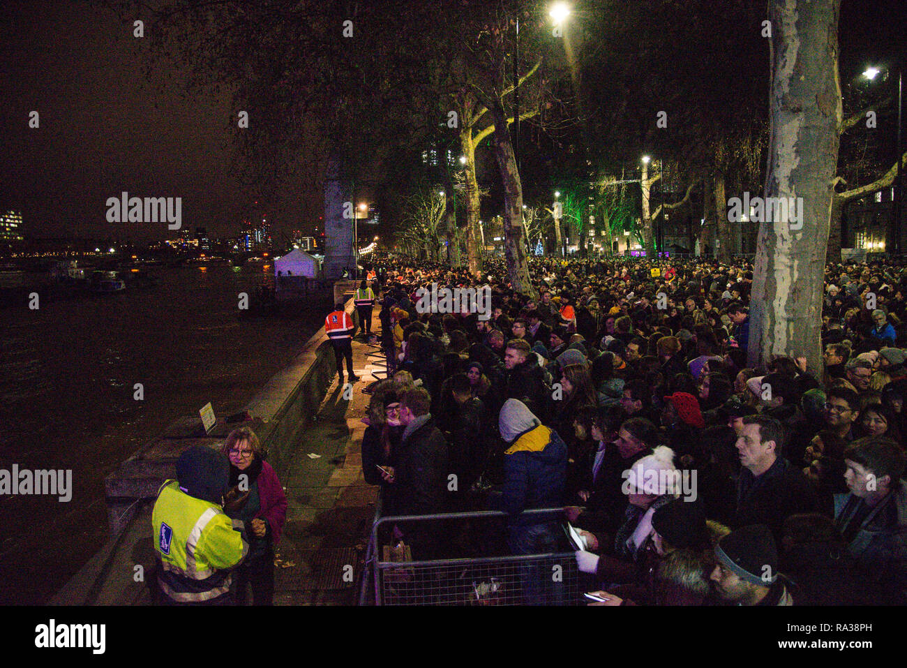 Londres, Royaume-Uni. 1er janvier 2019. Les foules se rassemblent sur Victoria embarquement. Londres a accueilli en 2019 avec un feu d'artifice à partir de la Coca Cola London Eye. Credit : claire doherty/Alamy Live News Banque D'Images